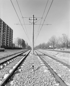 884770 Gezicht over het onlangs voltooide tracé van de sneltram Utrecht-Nieuwegein/IJsselstein, op de Beneluxlaan te Utrecht.